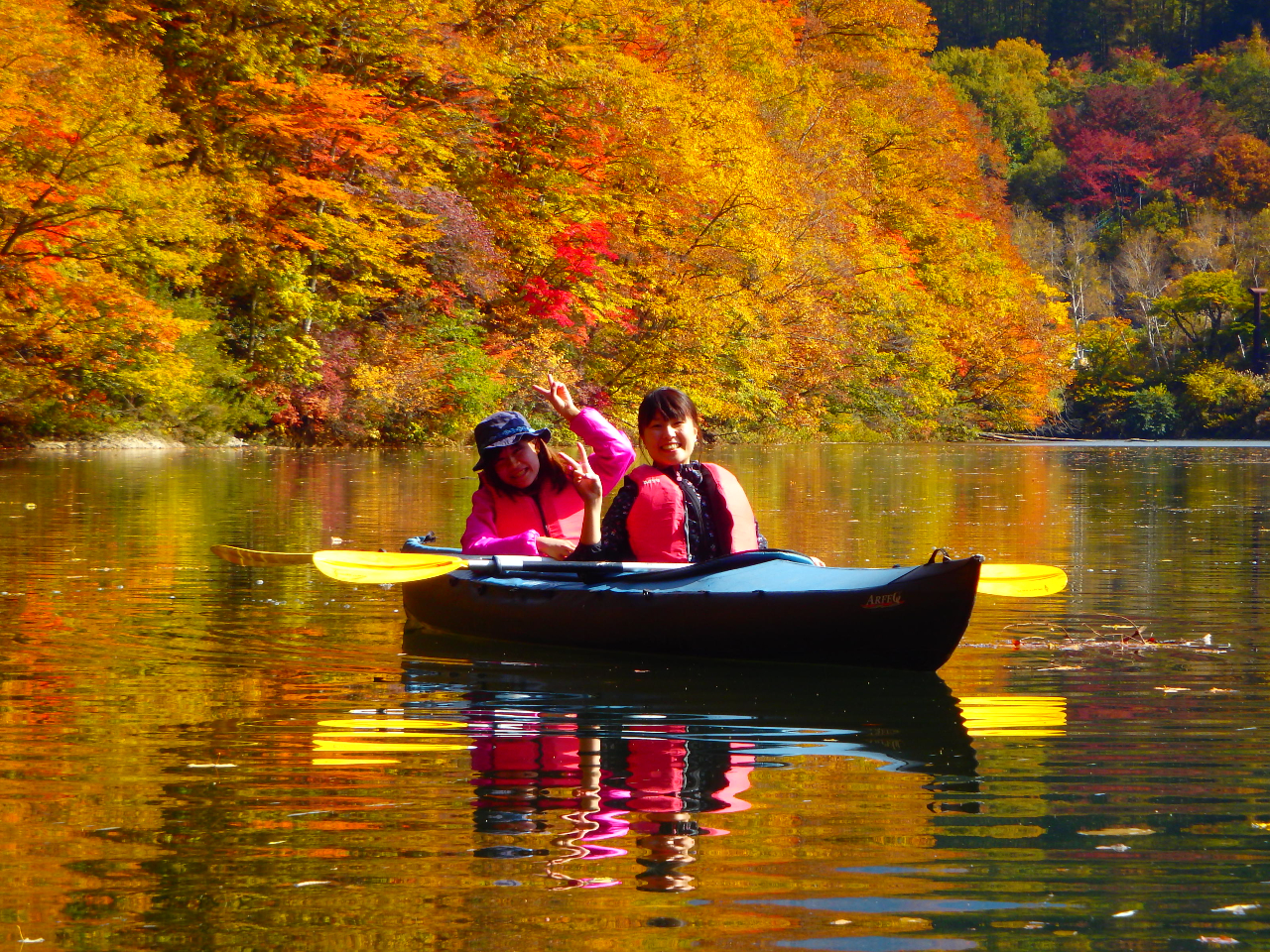 紅葉に染まる洞元湖