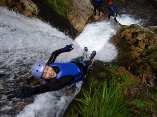 滝つぼにダイブ、爽快キャニオニングツアー、メープルコース