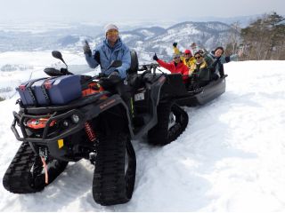 専用ソリに乗って楽々登頂!