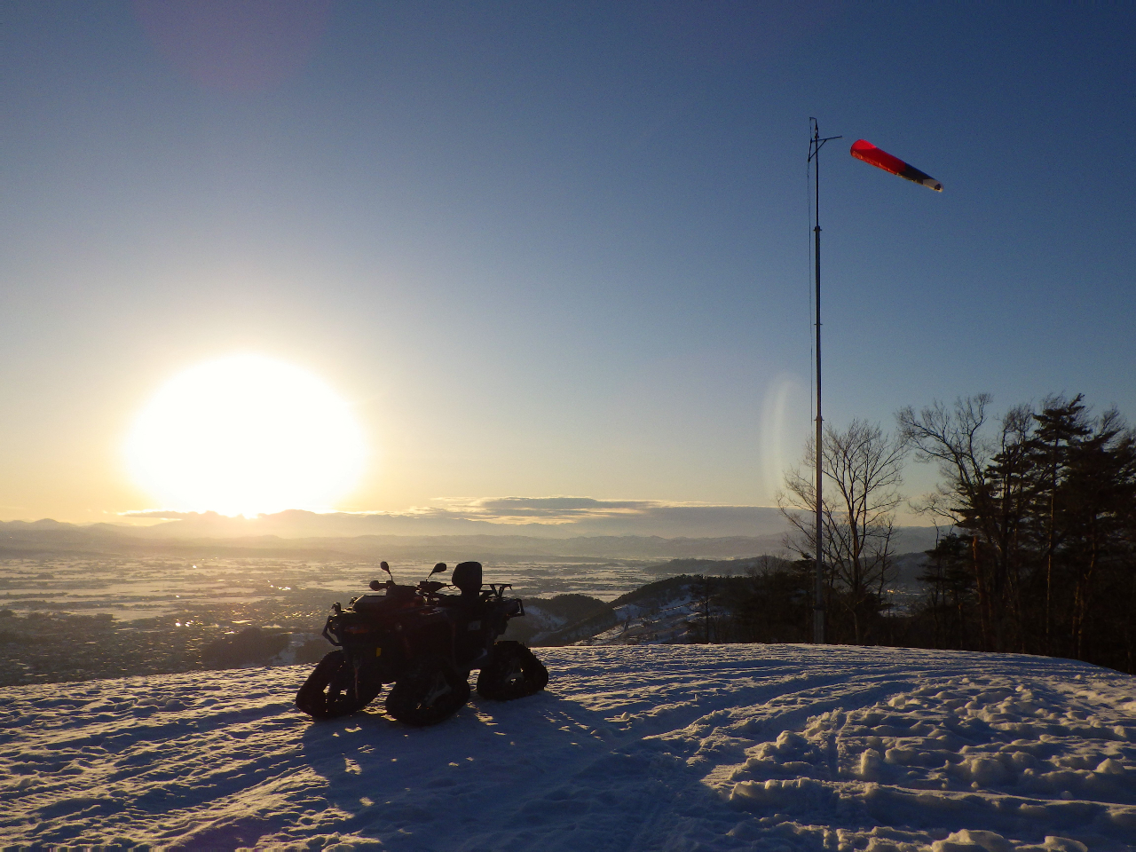 �ߌ�̕��͔������[���̌i�F���y���߂܂��B