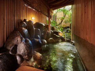 修善寺温泉はアルカリ性単純泉。溶岩石からは「遠赤外線」と「マイナスイオン」が発生しています。 「遠赤外線」は、体の芯からポカポカと温まり、血行が良くなります。