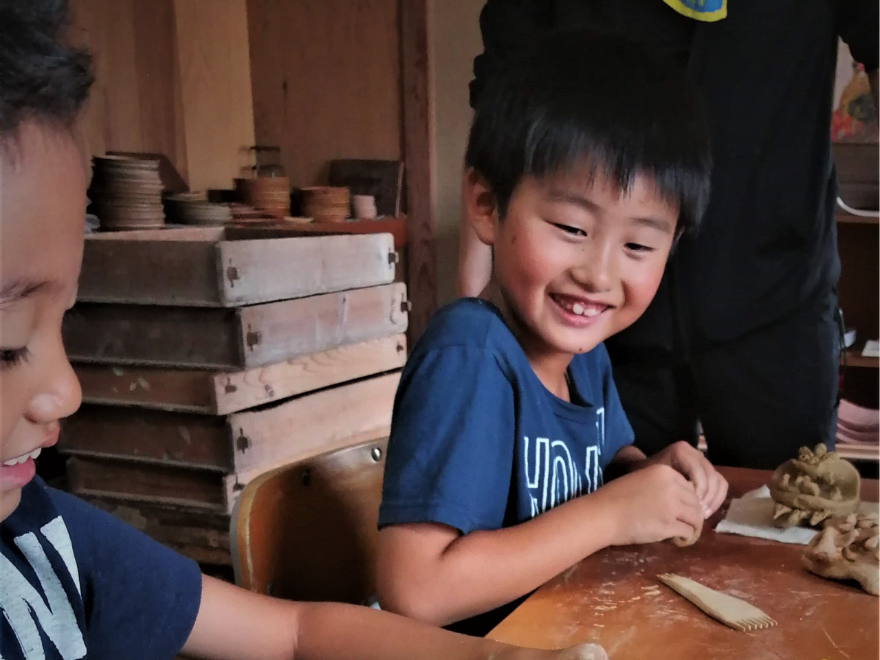 小学中学年くらいから楽しめます。低学年でもお父さんお母さんのサポートがあればできます。