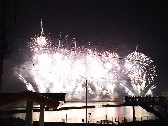 雨の日でもok ビーチサイドカフェで楽しめる花火鑑賞 ファミリーにおすすめ 熱海マリンスポーツクラブ じゃらん遊び体験 雨の日でもok ビーチサイドカフェで楽しめる花火鑑賞 ファミリーにおすすめ 熱海マリンスポーツクラブ じゃらん遊び体験