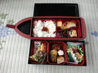 『水郷弁当』お刺身、天ぷらと豪華な内容に、可愛らしい船の形のお弁当です。