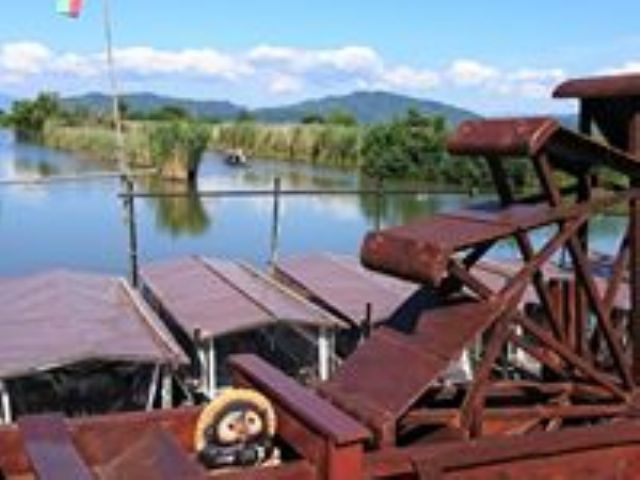 水車と信楽焼狸がお見送り