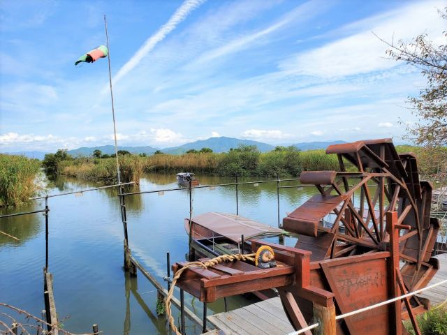 水車と信楽焼の狸も見送ります。