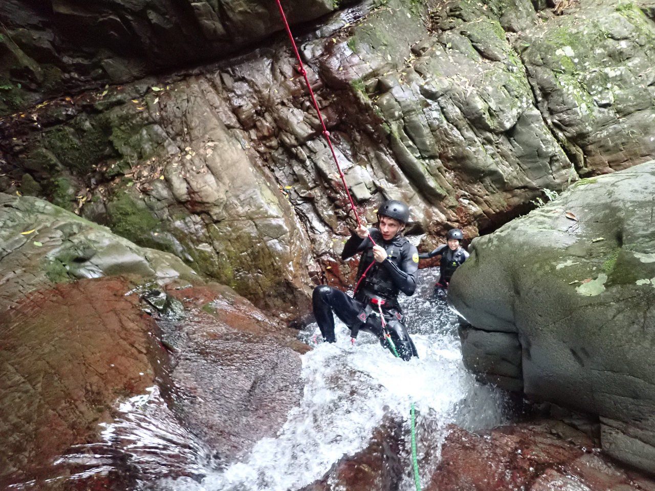 滝を乗り越え、