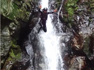 知る人ぞ知る、秘密の滝でシャワークライミング!