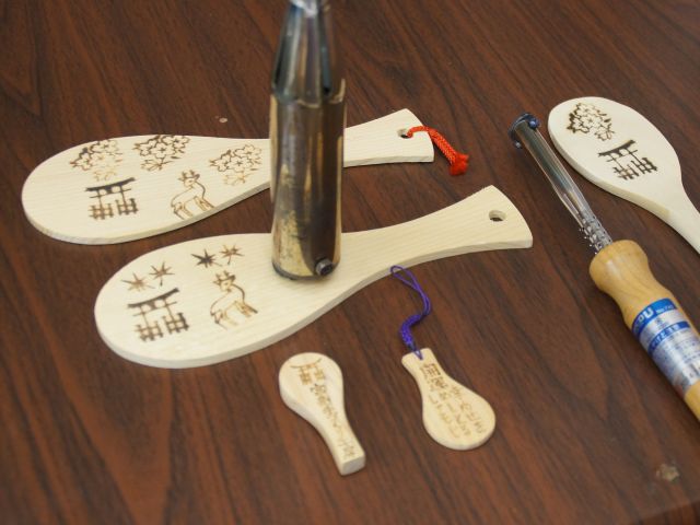 写真のように、しゃもじに焼印を行っていただきます。