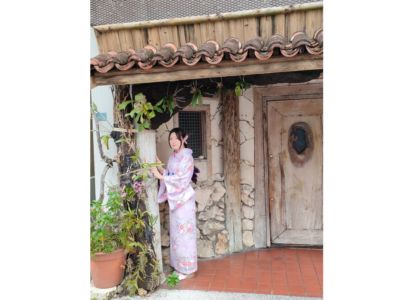 和服着物でお散歩フリータイム、瓦家の前で。