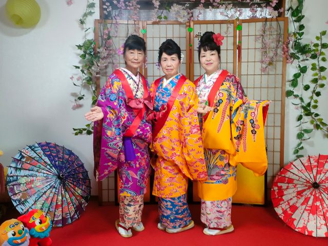 仲良し三姉妹。何処にでも一緒に。沖縄旅行の思い出に。