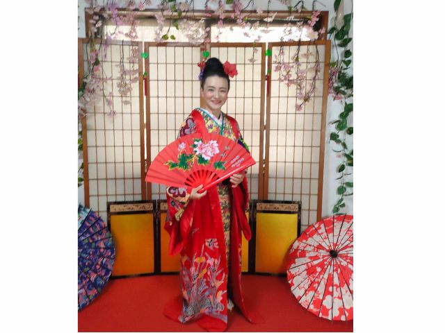 赤色の紅型打ち掛け 薄黄色の紅型着物、琉球伝統衣装です。沖縄の思い出の1枚に!