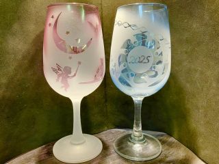 ワイングラスはブルーorピンクからの選択です。好きな絵柄や文字も自在に彫刻できます。