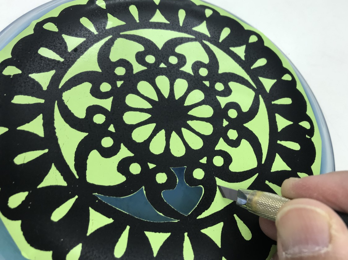 V[̊GM̕\ʂɒt܂BJb^[Ő؍݂A]ȂƂOĂ܂B