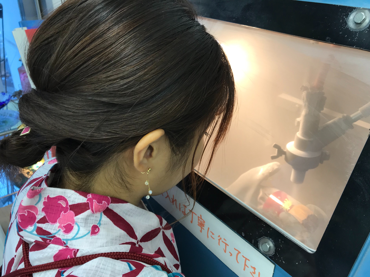 専用の機械(ブラスター)でガラスの表面に砂を空気圧で吹き付け、削っていきます。色の部分が削り落ちます。緊張の一瞬!