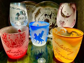 メインのグラス類、ワイングラス、お皿の完成品。このくらいの作品なら初めての方でも十分できますよ。