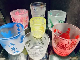 メインの色鮮やかなオールドグラス&タンブラーの完成品。このくらいの作品なら初めての方でも十分できますよ。