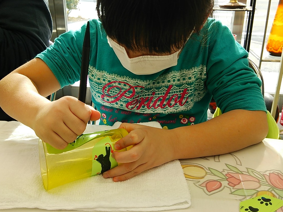 DȊGV[KX̕\ʂɓ\āAJb^[ŊG̗֊sɐ؍݂܂B