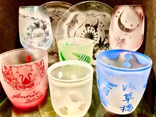 メインのグラス類とワイングラス、お皿の完成品。このくらいの作品なら初めての方でも十分できますよ。