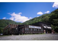 湯檜曾川が流れる谷川岳の麓。ひろびろした施設です。