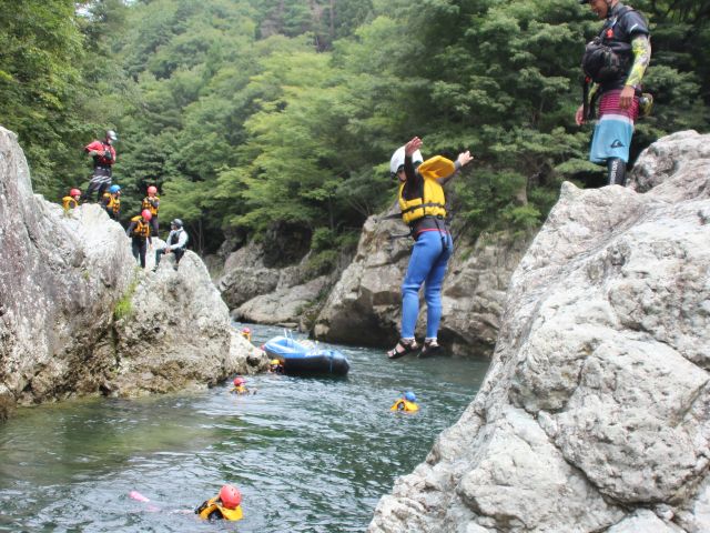 暖かくなったら岩からの飛び込みも挑戦できるよ!