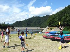 湖に着いたら、まずはカヌーの準備!そのあとにパドルの使い方の練習をします。