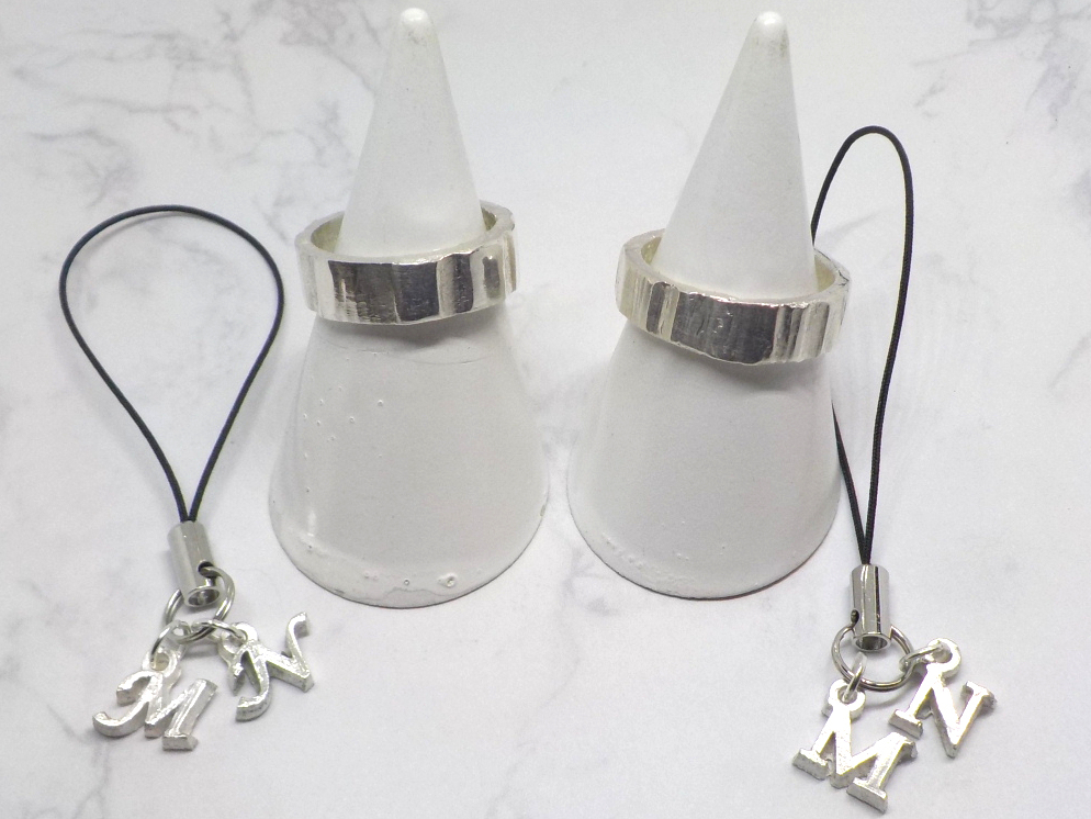 ʐ^́Ǎ̂ql̍iBAoオ̍îʐ^B点ĂĂ܂B 