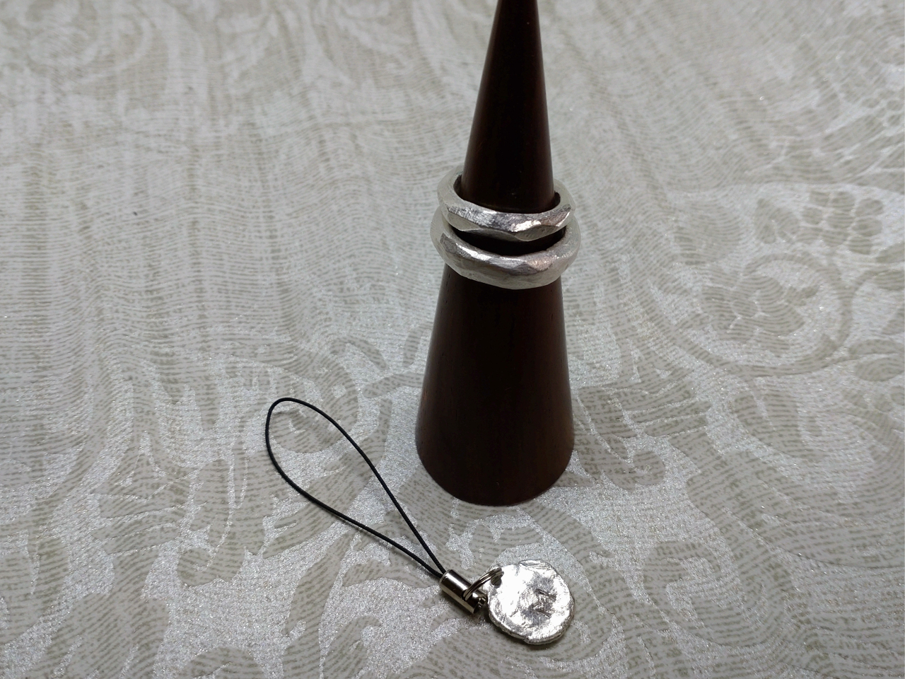 ʐ^́Ǎ̂ql̍iBAoオ̍îʐ^B点ĂĂ܂B 