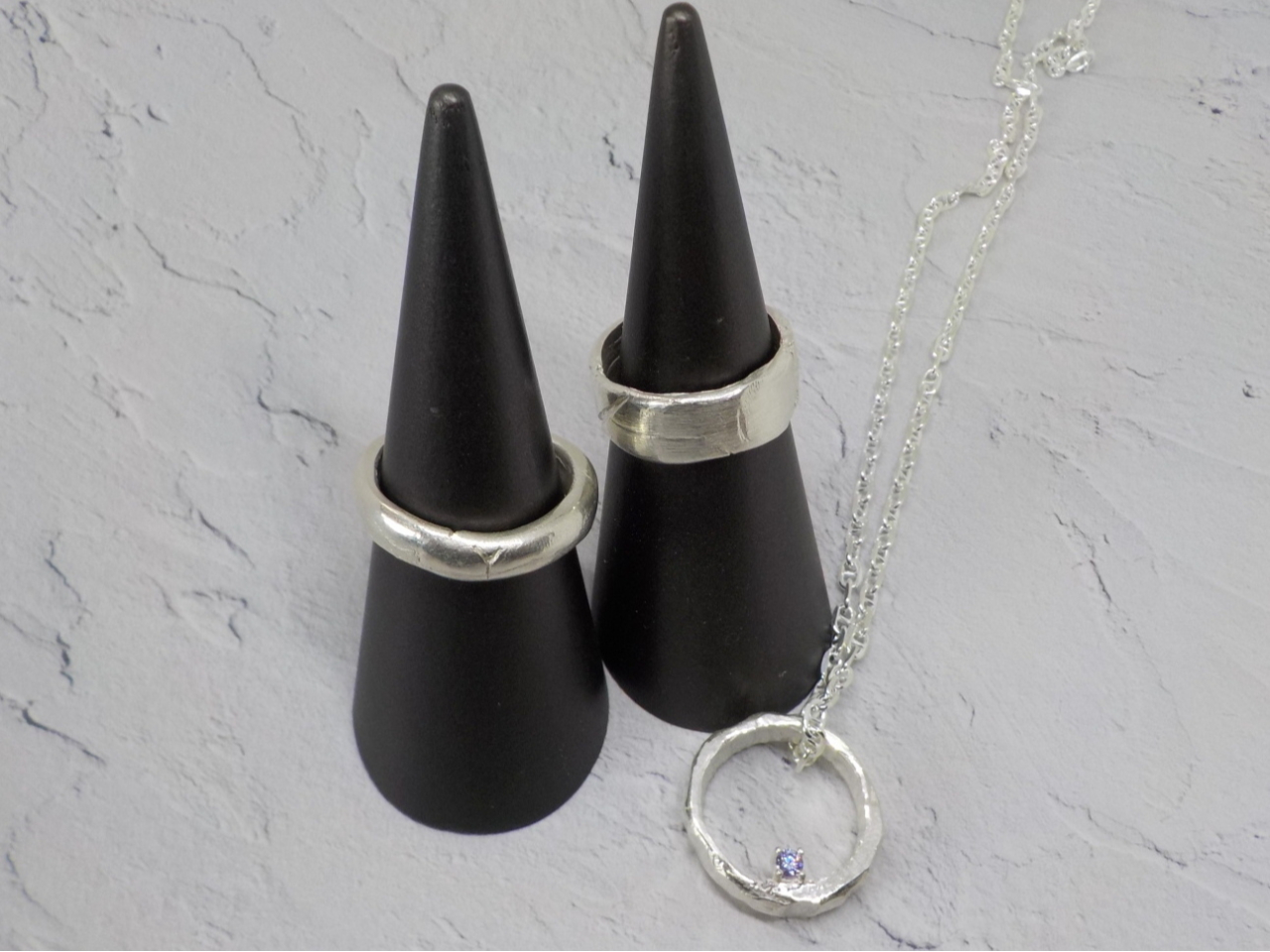 ʐ^́Ǎ̂ql̍iBAoオ̍îʐ^B点ĂĂ܂B 