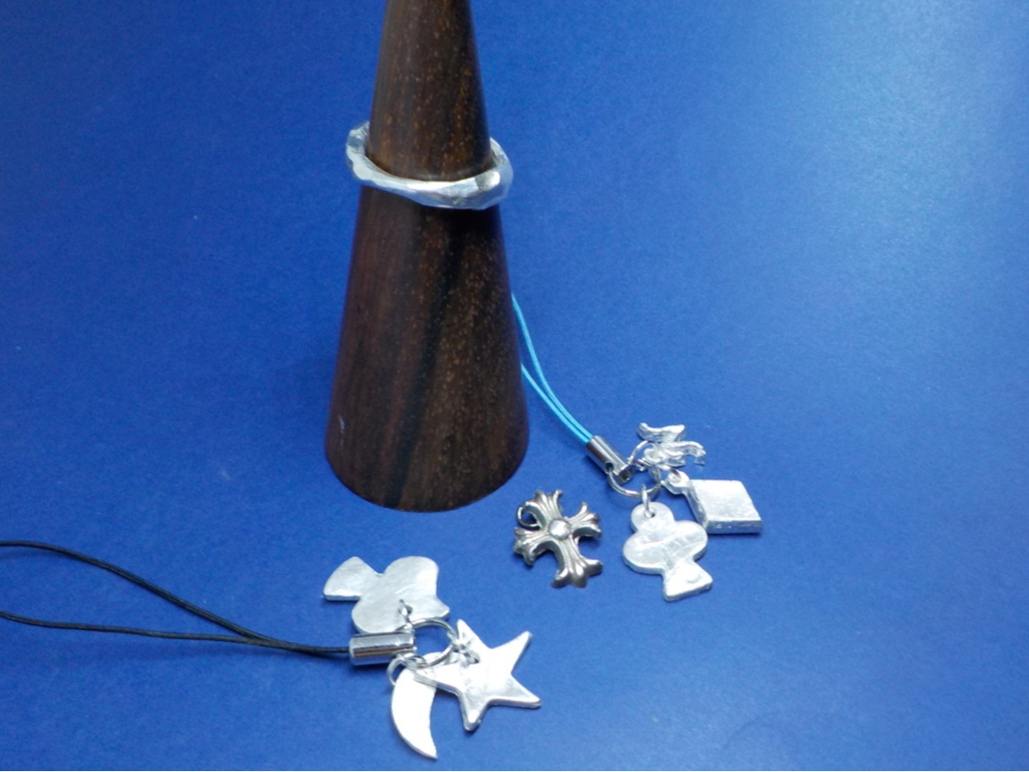 ʐ^́Ǎ̂ql̍iBAoオ̍îʐ^B点ĂĂ܂B 