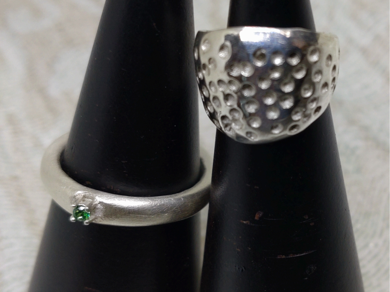 ʐ^́Ǎ̂ql̍iBAoオ̍îʐ^B点ĂĂ܂B 