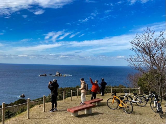 巡礼の路途中の椿公園から見た大ヶ瀬。紺碧の海に浮かぶ瀬がきれいに見えます。雲仙・天草国立公園の中の景勝地です