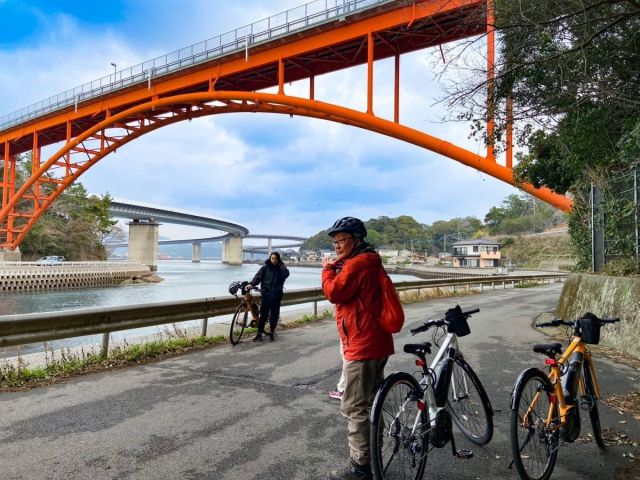 牛深の島と島をつなぐ通天橋。下から眺めるのはあまりありません。目の前を漁船が走っていきます