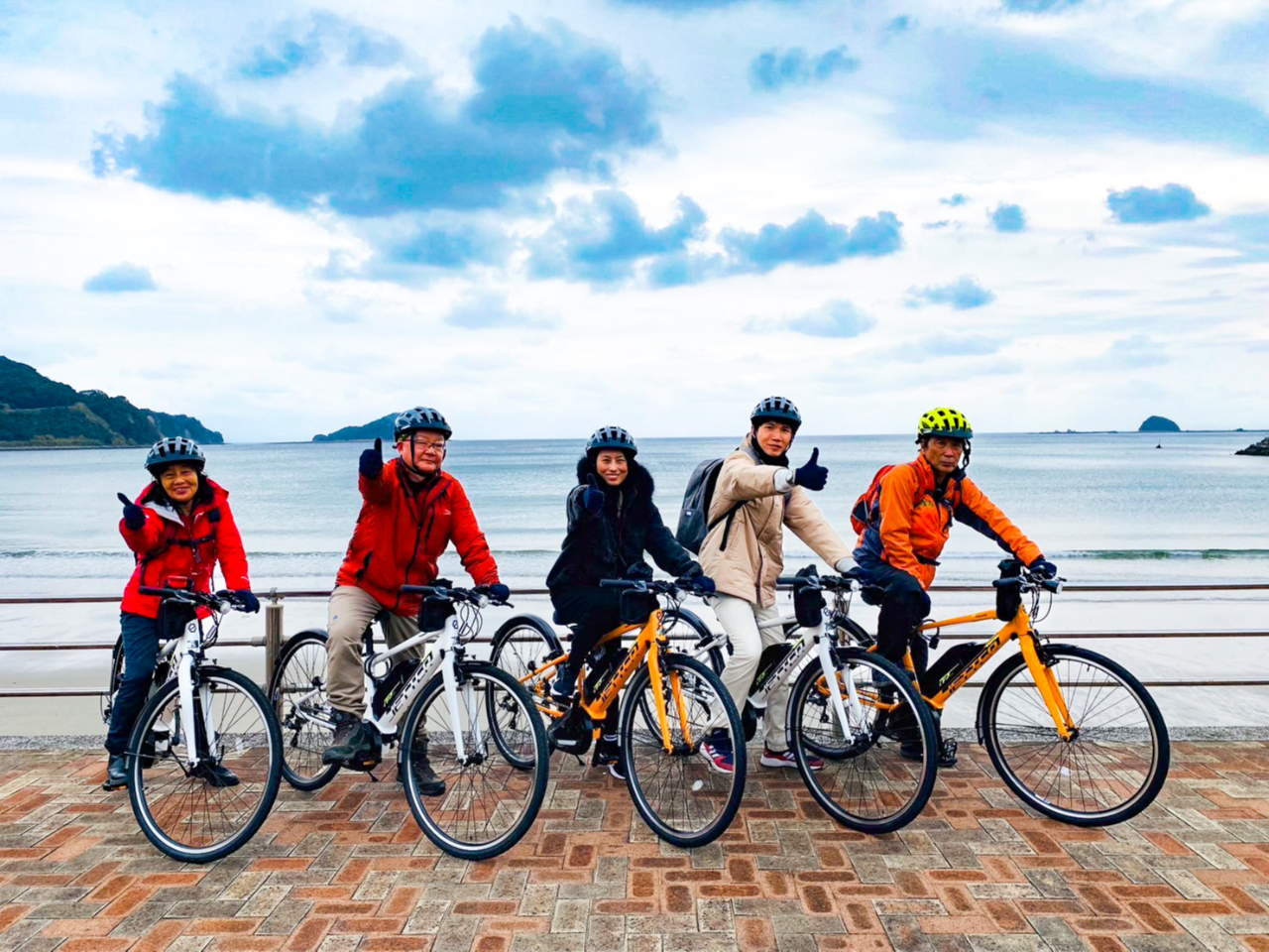 牛深を代表する海水浴場<「砂月海水浴場>です。Eバイクで訪ねると新鮮な自然の雰囲気を感じます。