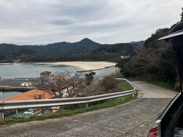 ナチュラルパークを駆け巡り白鶴ヶ浜海水浴場に到着。Eバイクならではのコースです