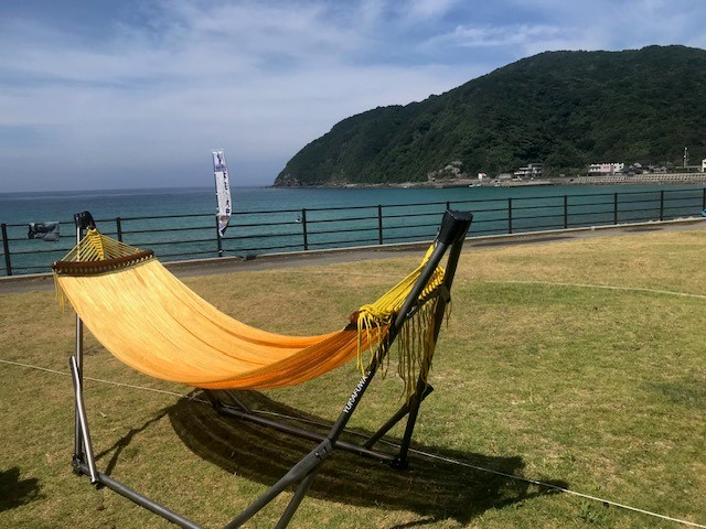 移動式のハンモックです。サービスです。これにもたれて夜の空は最高の天体ショーがみれます