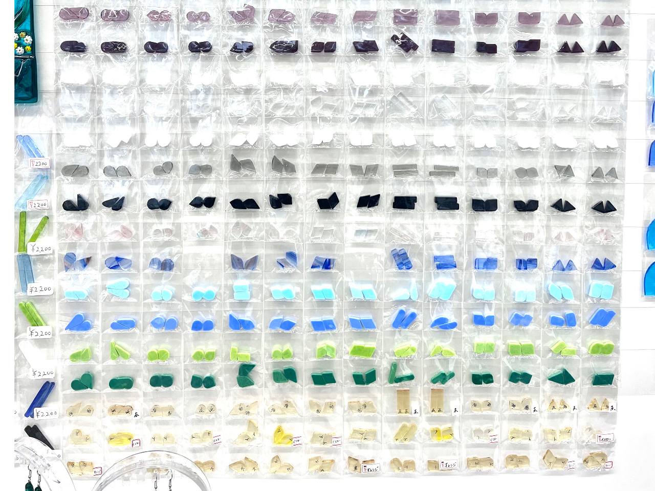 さまざまな色・形・大きさのベースをご用意しております料金は一律1600円(税込1760円)です