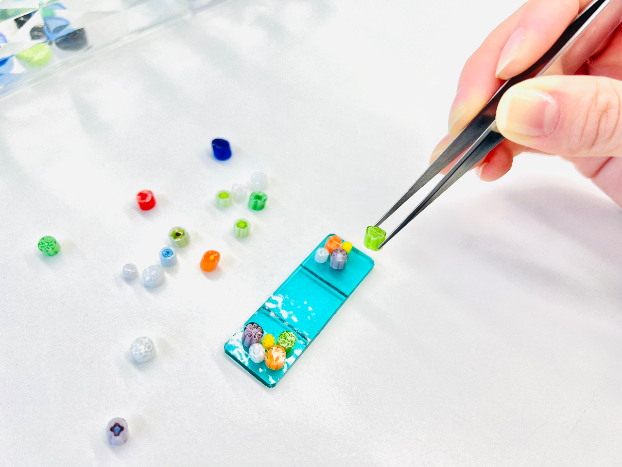 ピンセットでベースのガラスに乗せていきます