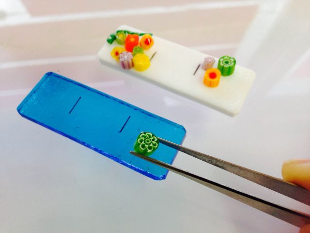 作業は乗せるガラスを選んでのり付けするだけ