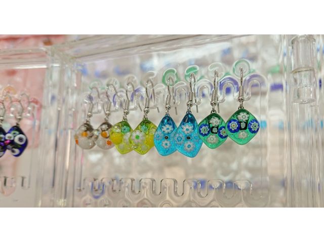 ガラス細工 ピアスorイヤリング 女性必見 綺麗なガラスを使いお気に入りのピアスorイヤリングを作ろう ガラスアート体験工房上田工芸本店 じゃらん遊び体験 ガラス細工 ピアスorイヤリング 女性必見 綺麗なガラスを使いお気に入りのピアスorイヤリングを作ろう ガラスアート体験工房上田工芸本店 じゃらん遊び体験