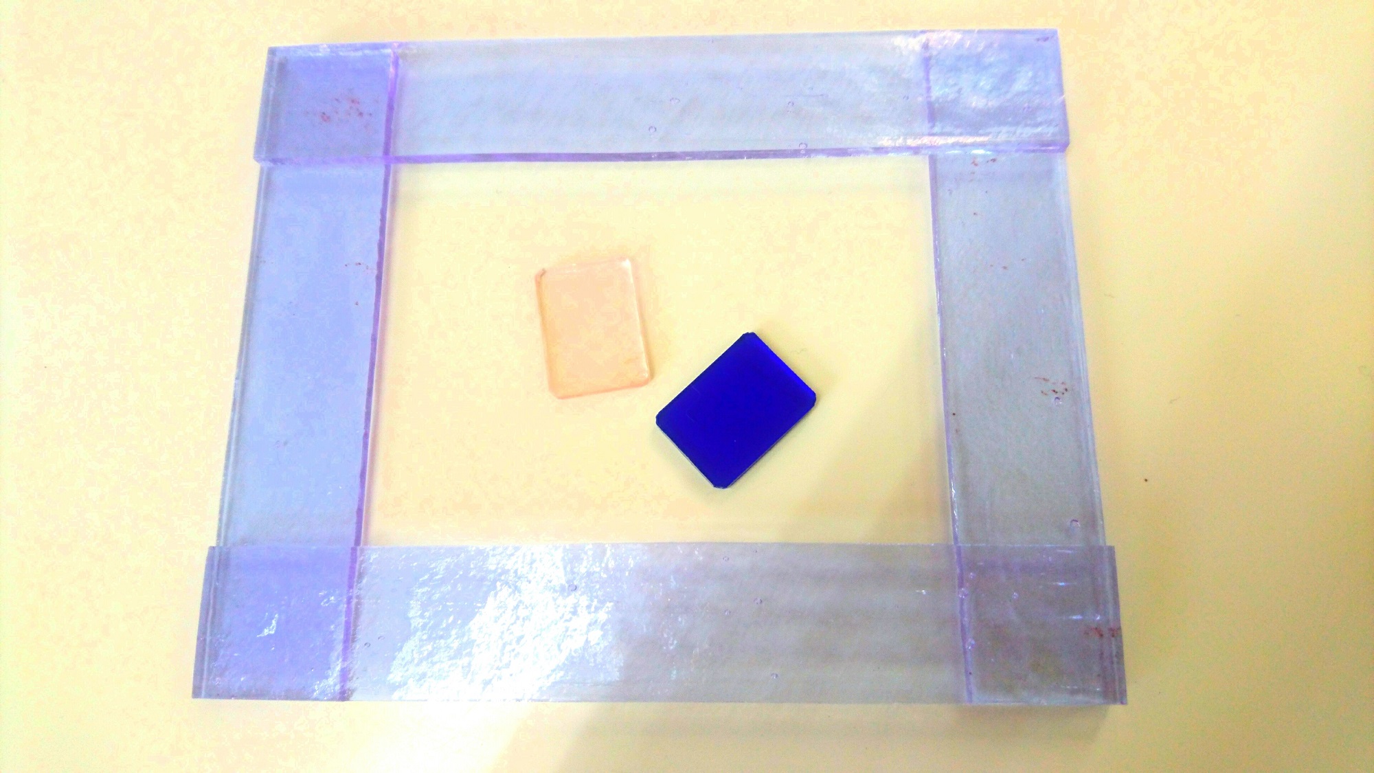 フォトフレームとアクセサリーのベースです。ここに好きなガラスを乗せていくだけ!