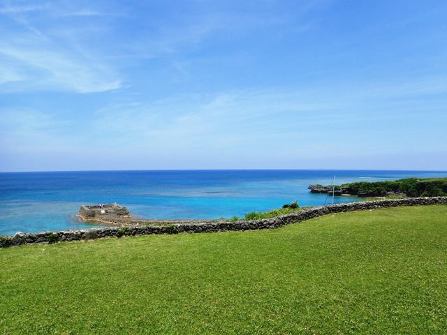 ★エメラルドグリーンの海が一望のショップ前絶景ロケーション♪