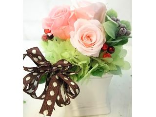 ピンク系の可愛いプリザーブドフラワーアレンジメント