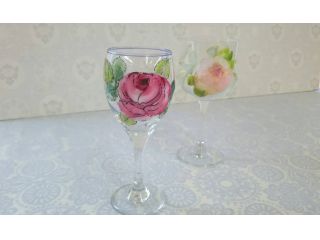 ワイングラスにプリザーブドフラワーで薔薇の絵付けをしたステンドフラワーのワイングラスを制作。
オンリーワンのワイングラス作りを体験してみましょう♪
