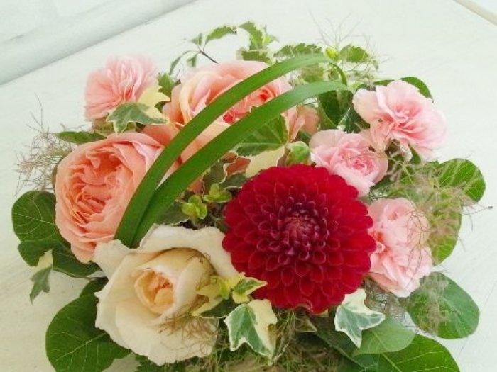 季節のお花を使ったラウンドアレンジ