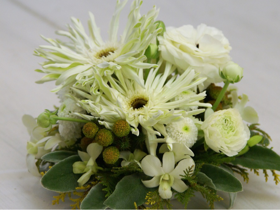 ホワイトカラーのこだわりラウンドアレンジ