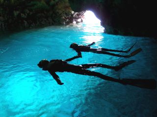 神秘的な青の洞窟で癒しの時間♪