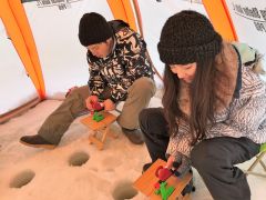 群れの入りやすい場所に設置した専用のテント内でワカサギ釣り!