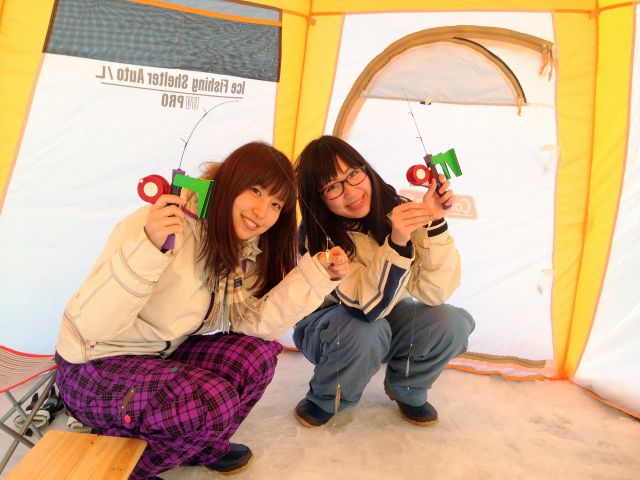 意外と大変な穴あけや餌付けはガイドが事前に準備。到着後すぐに釣りが楽しめます!