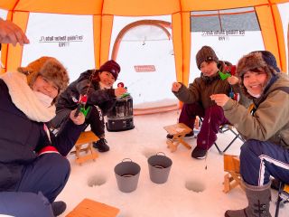 群れの入りやすい場所に設置した専用テント内でワカサギ釣り体験! テント内はストーブも設置してあるので、寒さを気にすることなく楽しめます!